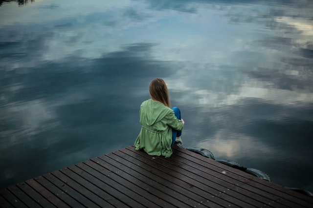 woman-sitting-on-wooden-planks-2865901 Jeg er ensom og er alene
